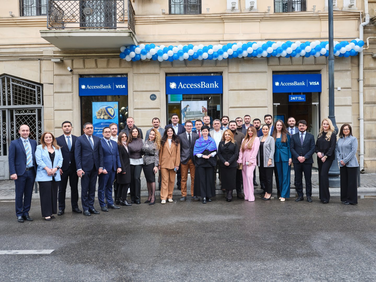 AccessBank и Visa представили умный картомат в первом кобрендинговом филиале в Азербайджане (ФОТО)