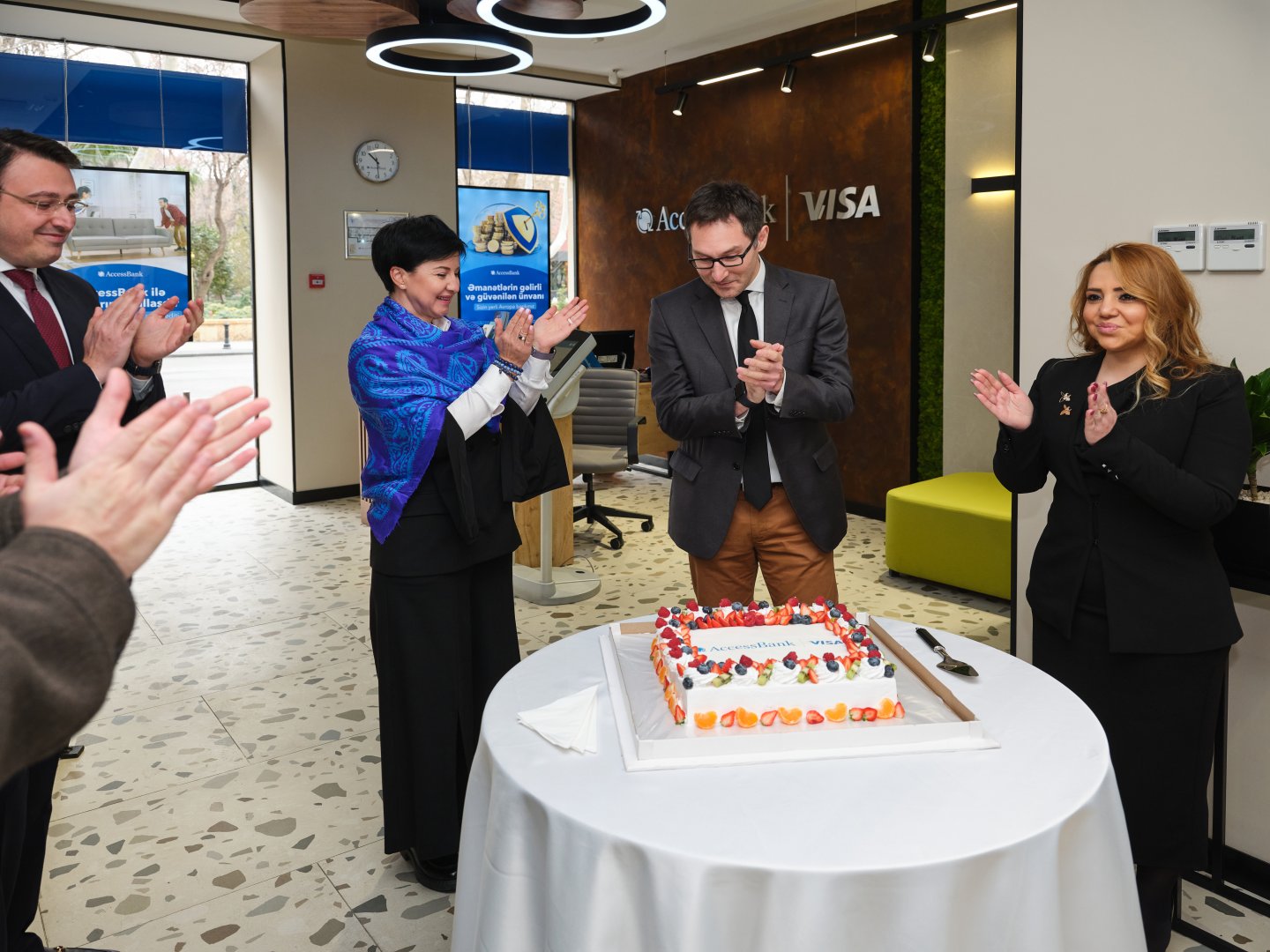 AccessBank и Visa представили умный картомат в первом кобрендинговом филиале в Азербайджане (ФОТО)