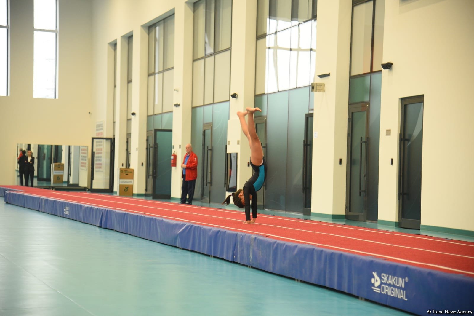 В Баку проходят соревнования чемпионата Азербайджана по прыжкам на акробатической дорожке (ФОТО)