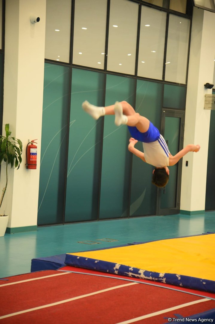 В Баку проходят соревнования чемпионата Азербайджана по прыжкам на акробатической дорожке (ФОТО)