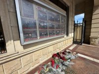 Жители Баку несут цветы к посольству России (ВИДЕО/ФОТО)