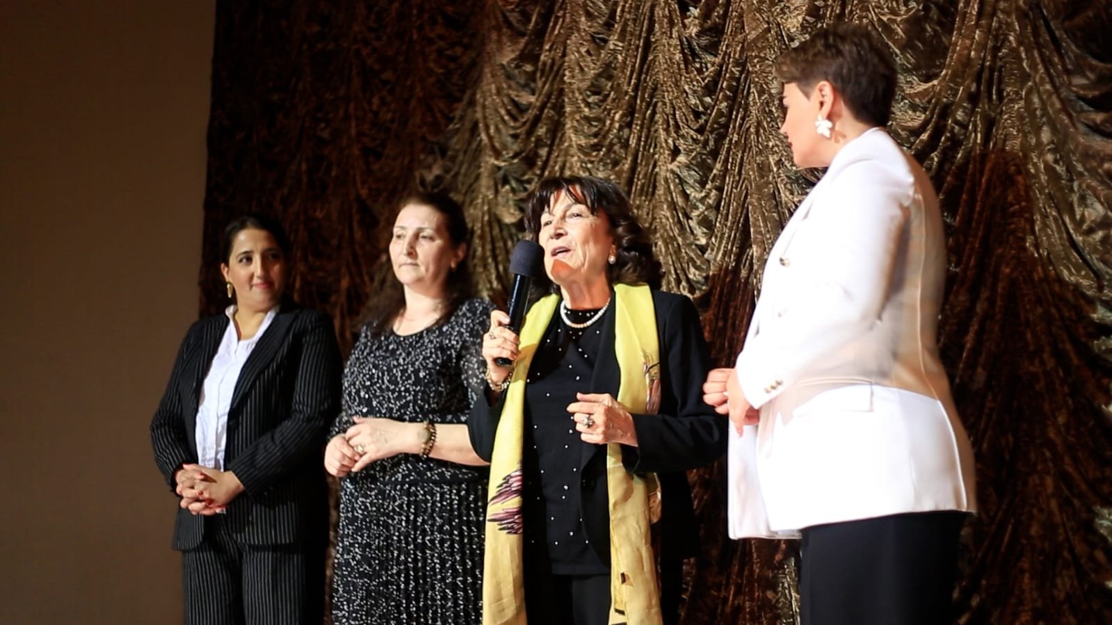 Дружба, честность и бесстрашие в азербайджанском театре (ФОТО)