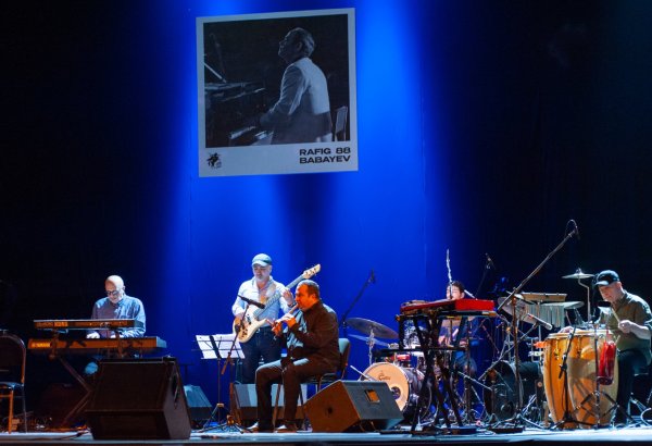 В Баку прошел звездный концерт в память о Рафиге Бабаеве (ФОТО)