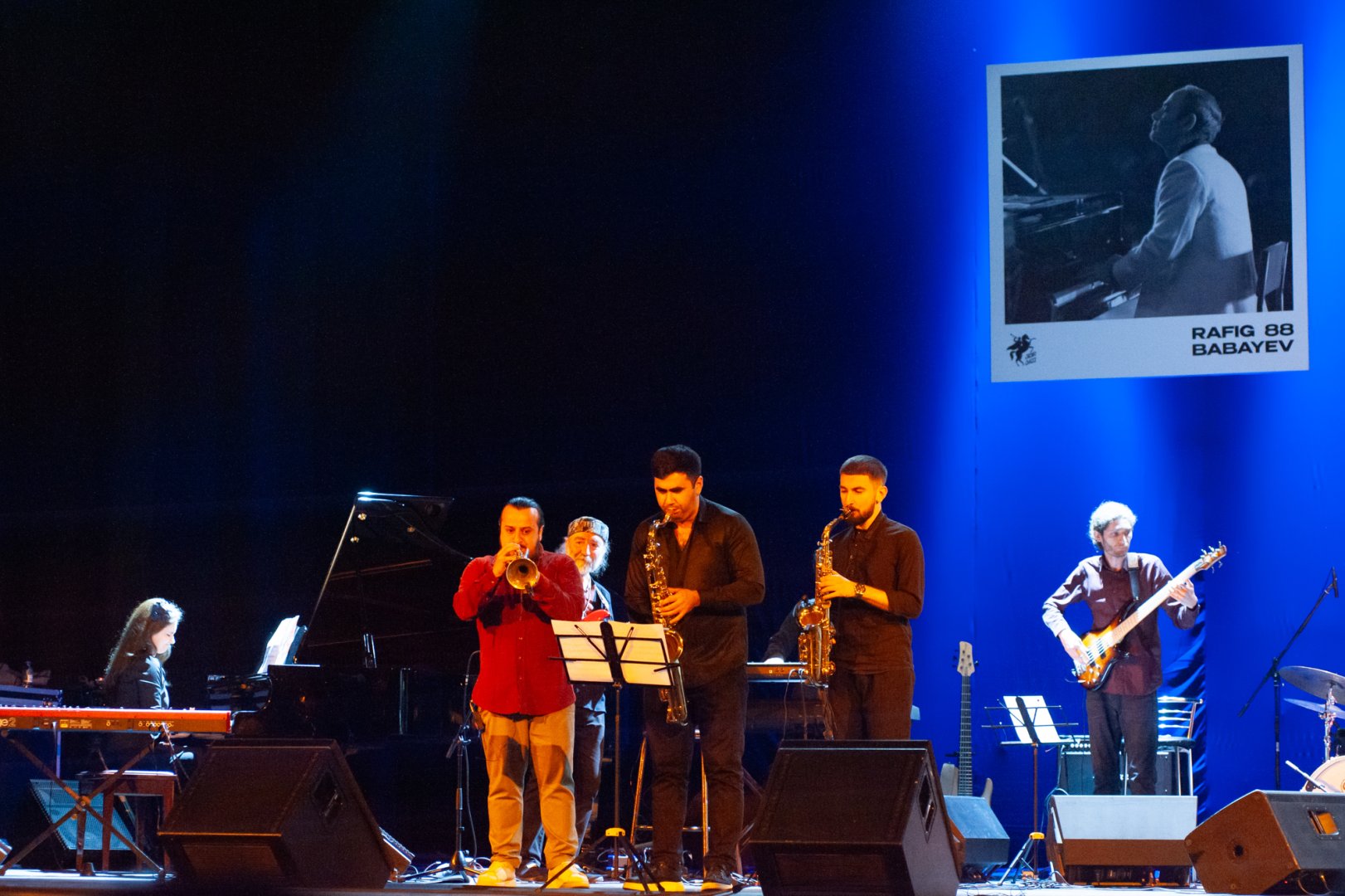 В Баку прошел звездный концерт в память о Рафиге Бабаеве (ФОТО)