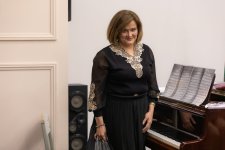 Он меняет голос как костюмы… В Баку прошел концерт уникального вокалиста Ильхама Назарова (ФОТО)
