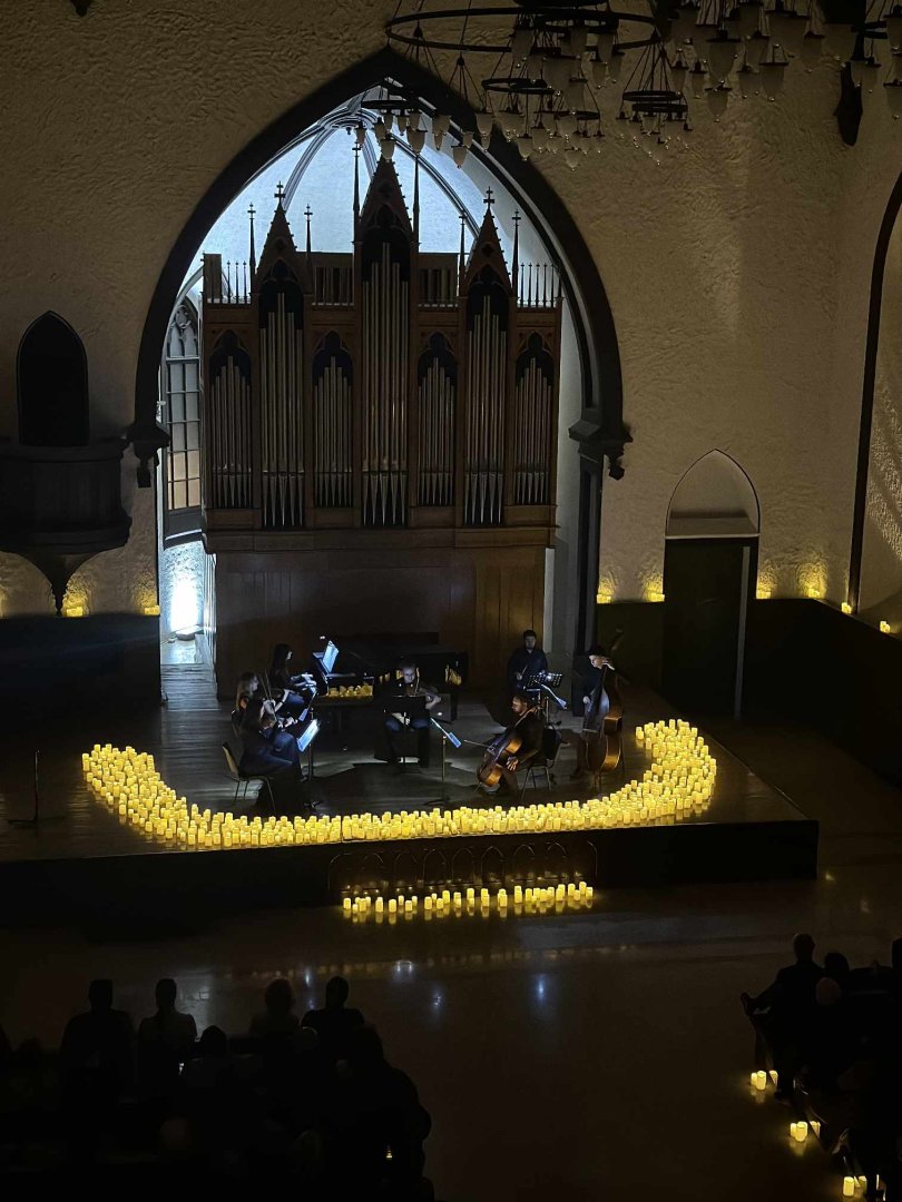 Песни Уитни Хьюстон, Тины Тёрнер, Селин Дион и Адель прозвучали в Баку при сотнях свечей (ФОТО)