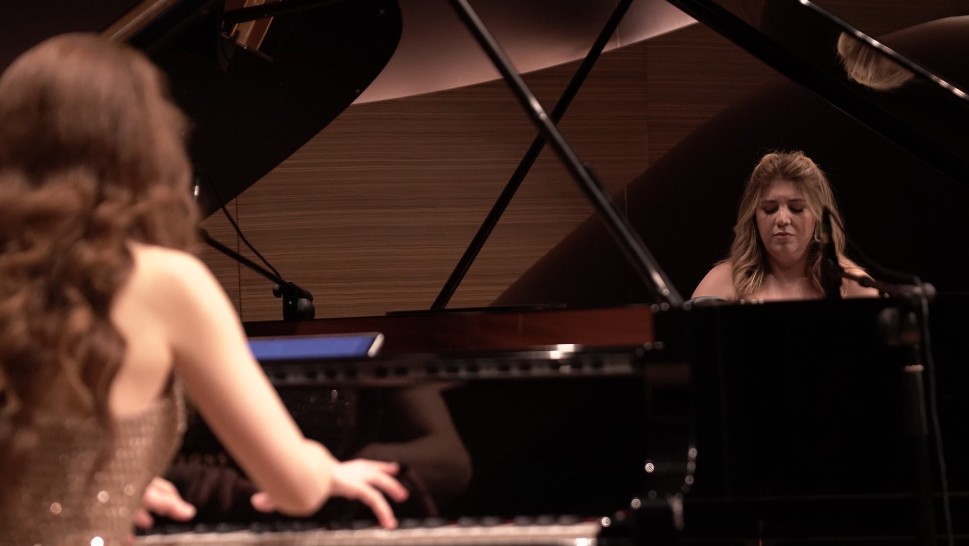 Игра в четыре руки… Перформанс  Нармин Искендеровой и Сабины Мустафаевой (ВИДЕО, ФОТО)