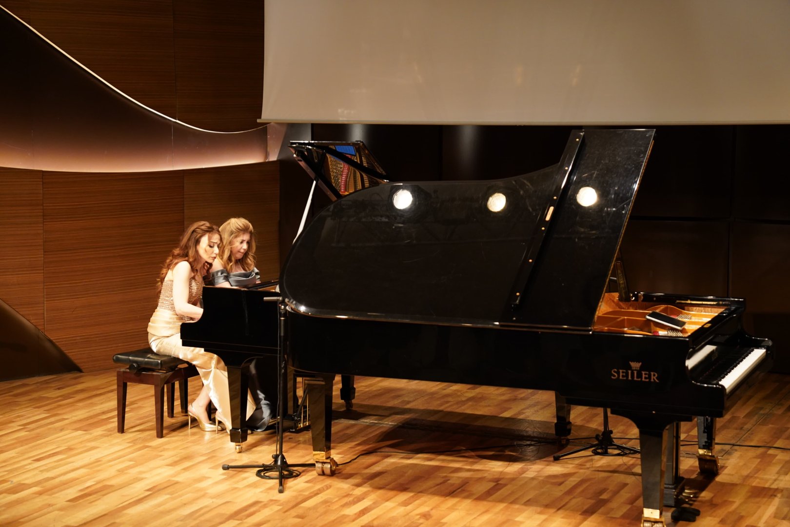 Игра в четыре руки… Перформанс  Нармин Искендеровой и Сабины Мустафаевой (ВИДЕО, ФОТО)