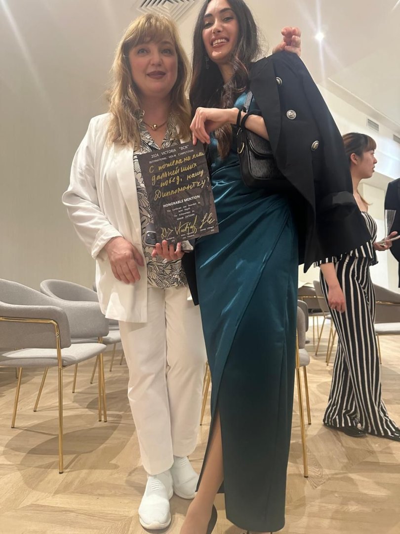 Народный артист СССР в Барселоне вручил  азербайджанской скрипачке почетный диплом (ФОТО)