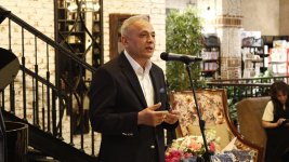 В Бакинском книжном центре представлен художественный альбом "Азим Азимзаде" (ФОТО)