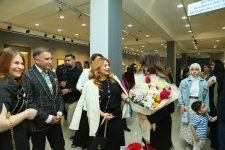 В Баку открылась выставка работ Фидан Амировой "По следам узоров..." – яркие краски души художницы  (ФОТО)