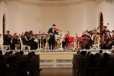 В Баку наступило сразу восемь времен года – любовь и страсть  (ФОТО)