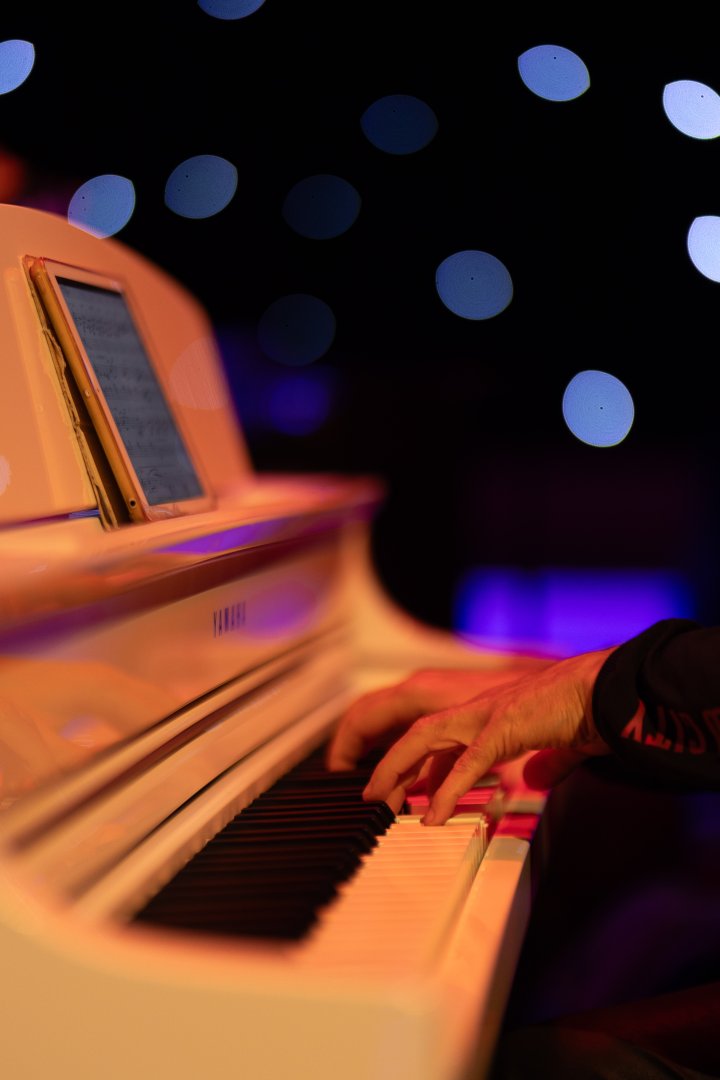 Потрясающий первый концерт Эльчина Азизова в Баку - море позитива, цветов и душевной атмосферы (ФОТО)