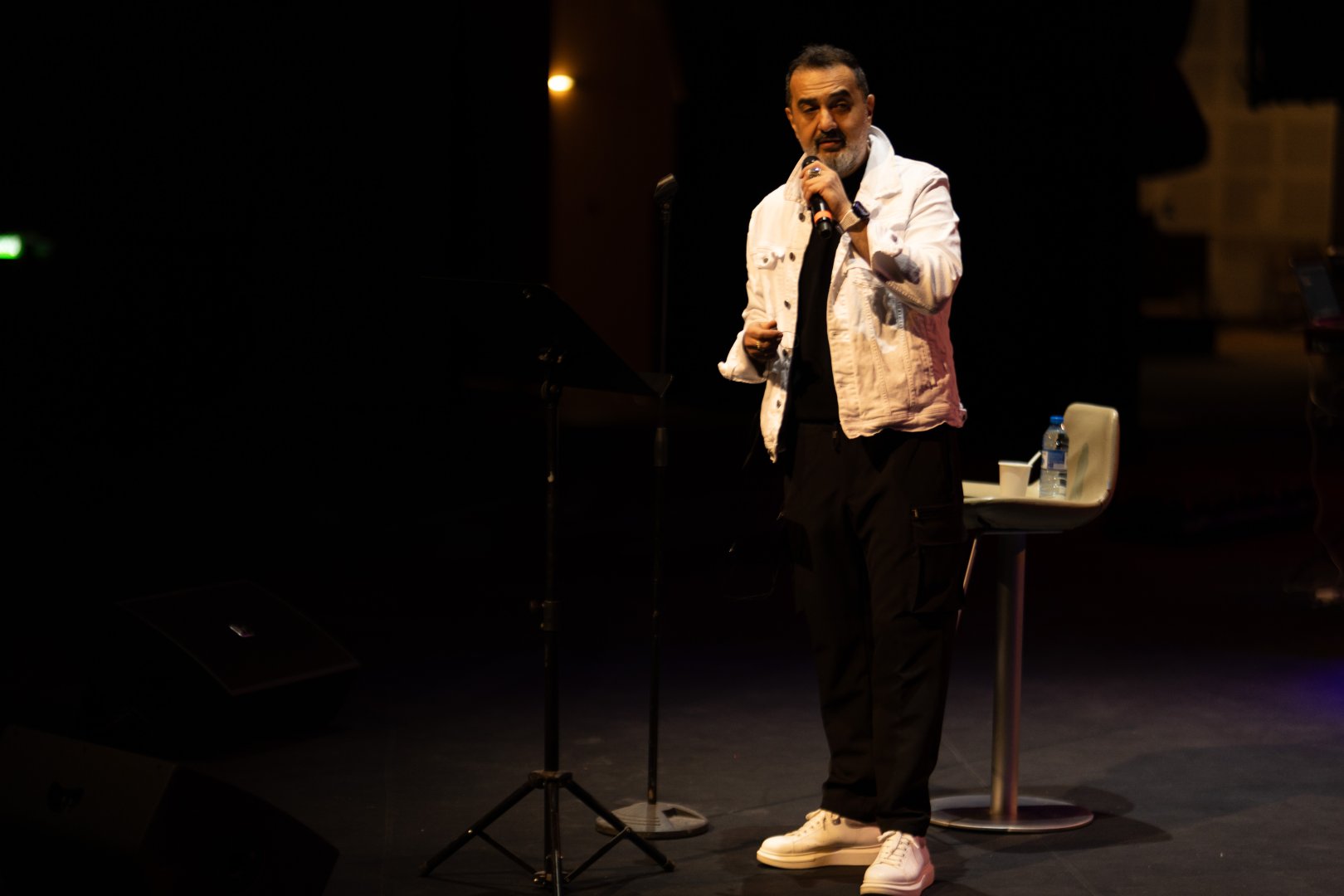 Потрясающий первый концерт Эльчина Азизова в Баку - море позитива, цветов и душевной атмосферы (ФОТО)