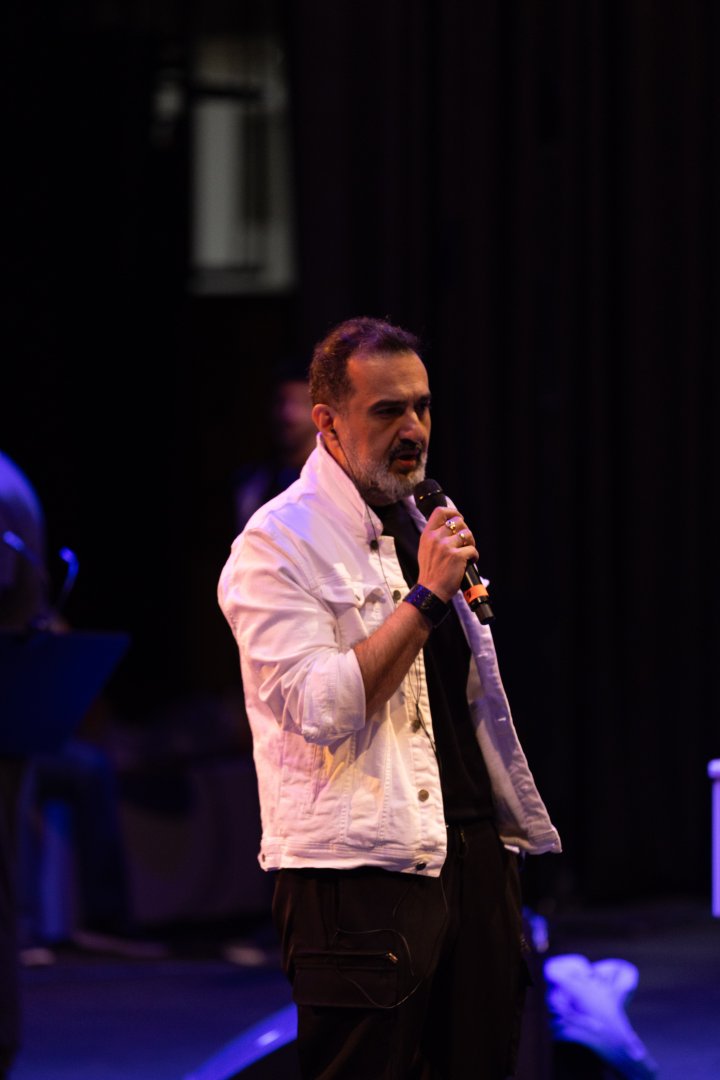 Потрясающий первый концерт Эльчина Азизова в Баку - море позитива, цветов и душевной атмосферы (ФОТО)