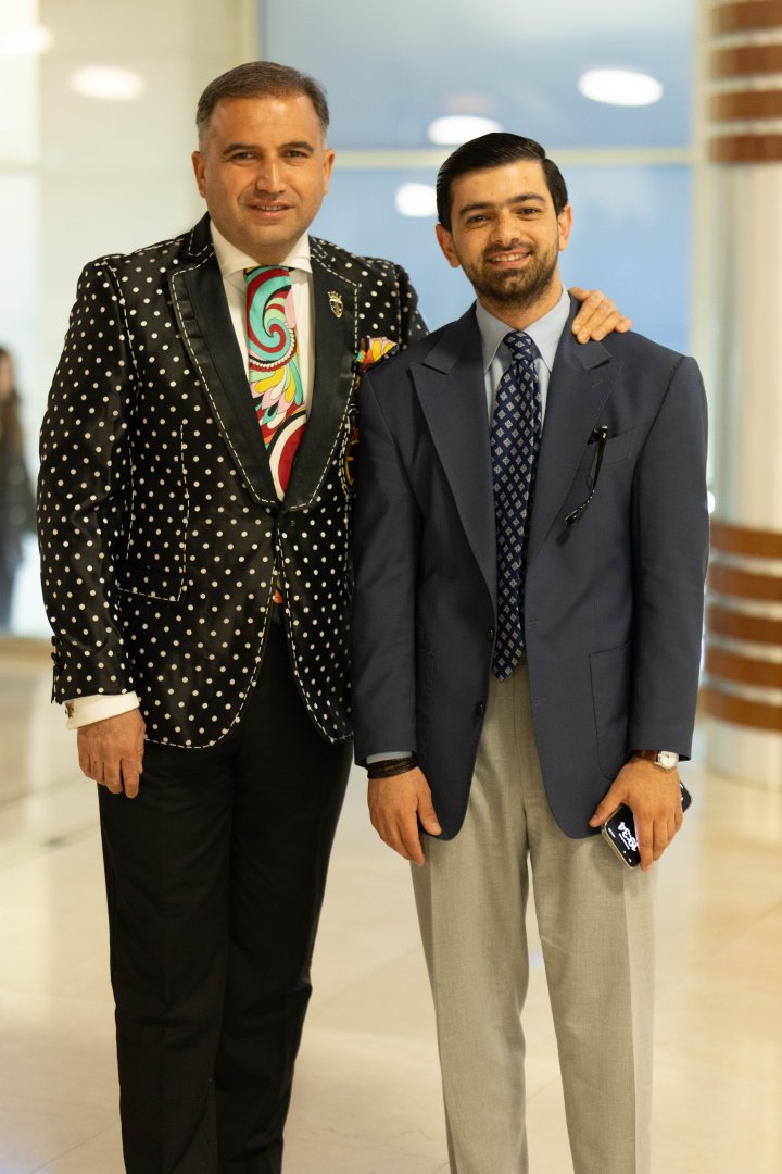 Потрясающий первый концерт Эльчина Азизова в Баку - море позитива, цветов и душевной атмосферы (ФОТО)