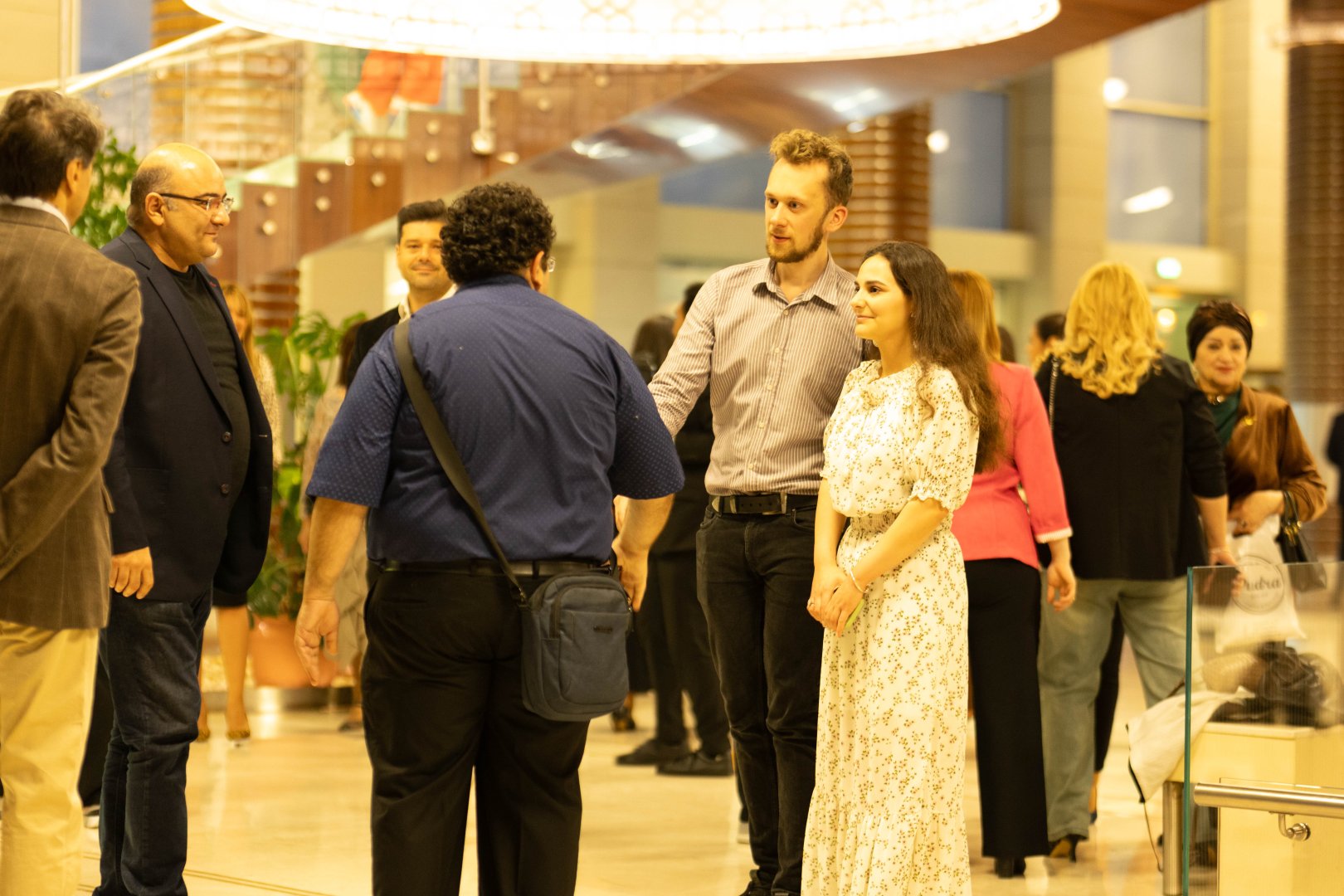 Потрясающий первый концерт Эльчина Азизова в Баку - море позитива, цветов и душевной атмосферы (ФОТО)