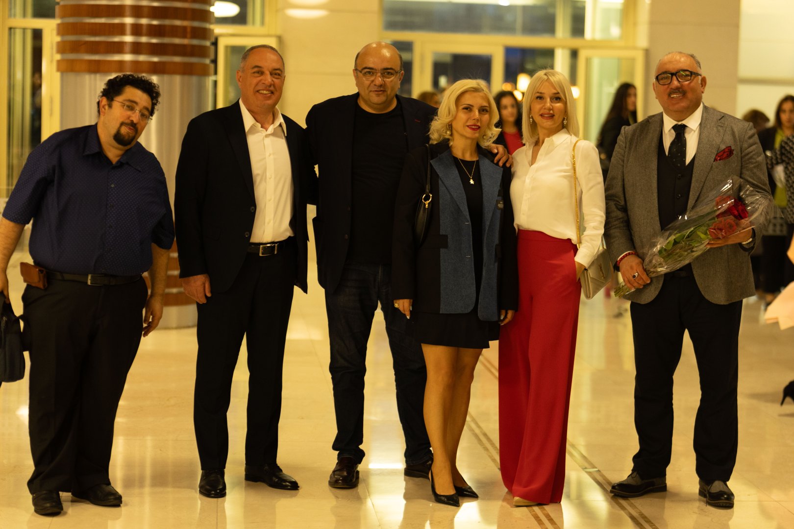 Потрясающий первый концерт Эльчина Азизова в Баку - море позитива, цветов и душевной атмосферы (ФОТО)