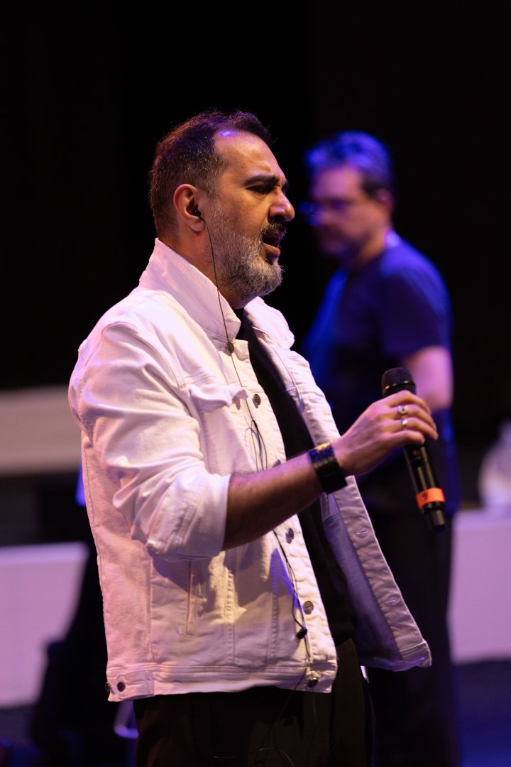 Потрясающий первый концерт Эльчина Азизова в Баку - море позитива, цветов и душевной атмосферы (ФОТО)