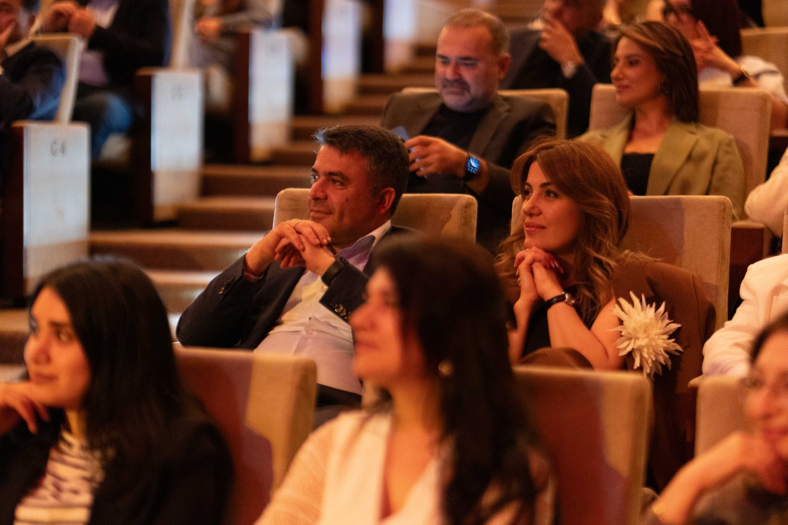 Потрясающий первый концерт Эльчина Азизова в Баку - море позитива, цветов и душевной атмосферы (ФОТО)