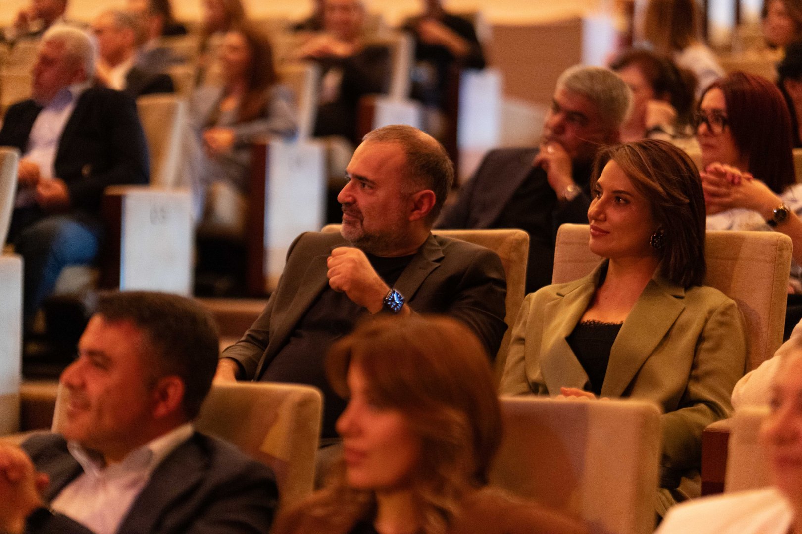 Потрясающий первый концерт Эльчина Азизова в Баку - море позитива, цветов и душевной атмосферы (ФОТО)