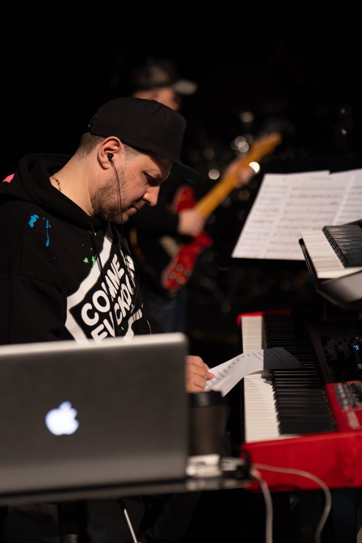 Потрясающий первый концерт Эльчина Азизова в Баку - море позитива, цветов и душевной атмосферы (ФОТО)