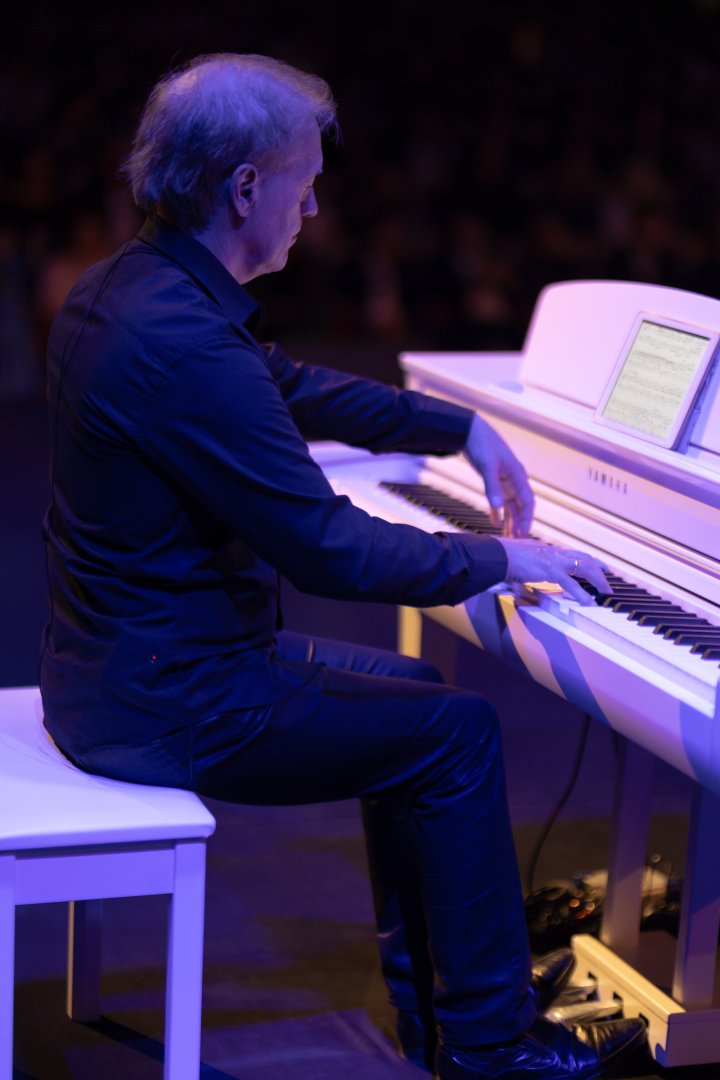 Потрясающий первый концерт Эльчина Азизова в Баку - море позитива, цветов и душевной атмосферы (ФОТО)