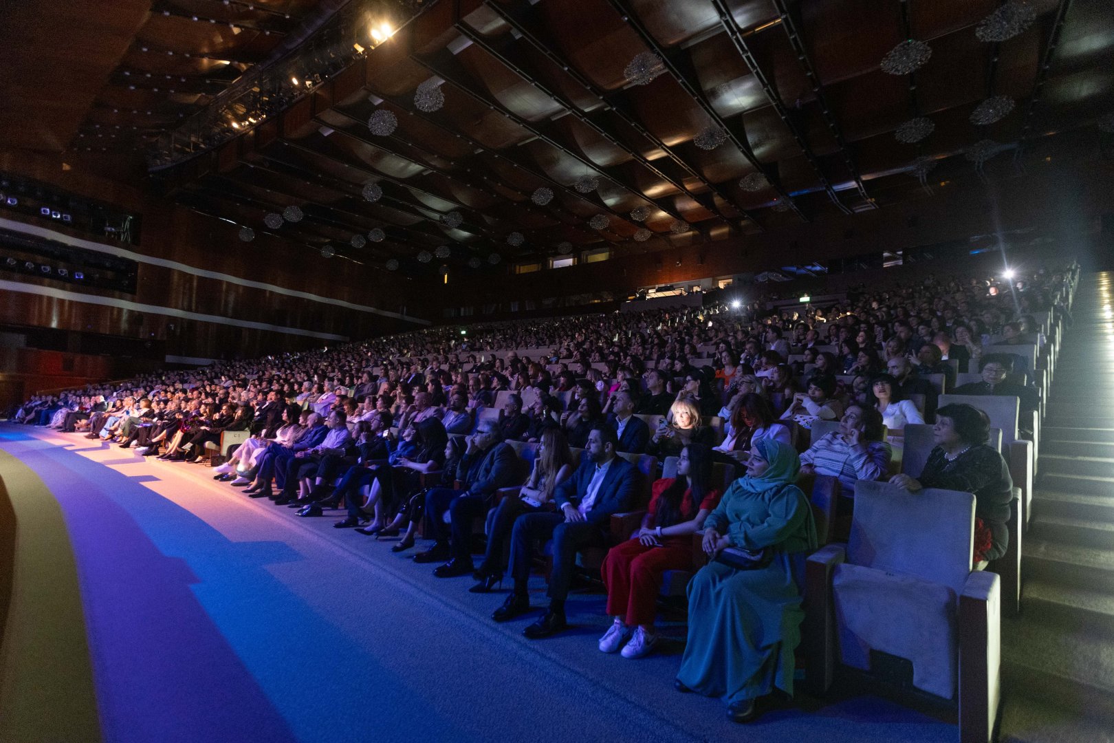 Потрясающий первый концерт Эльчина Азизова в Баку - море позитива, цветов и душевной атмосферы (ФОТО)