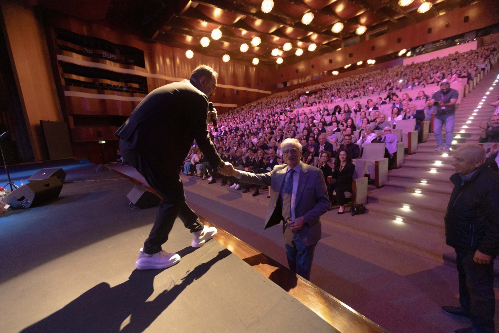 Потрясающий первый концерт Эльчина Азизова в Баку - море позитива, цветов и душевной атмосферы (ФОТО)