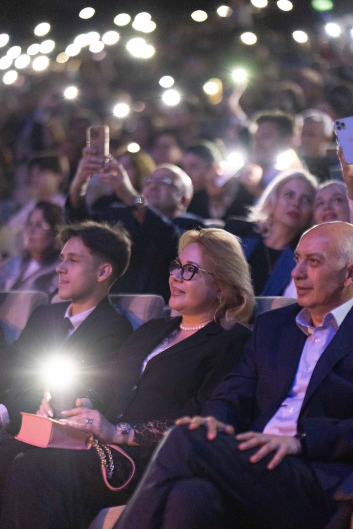 Потрясающий первый концерт Эльчина Азизова в Баку - море позитива, цветов и душевной атмосферы (ФОТО)