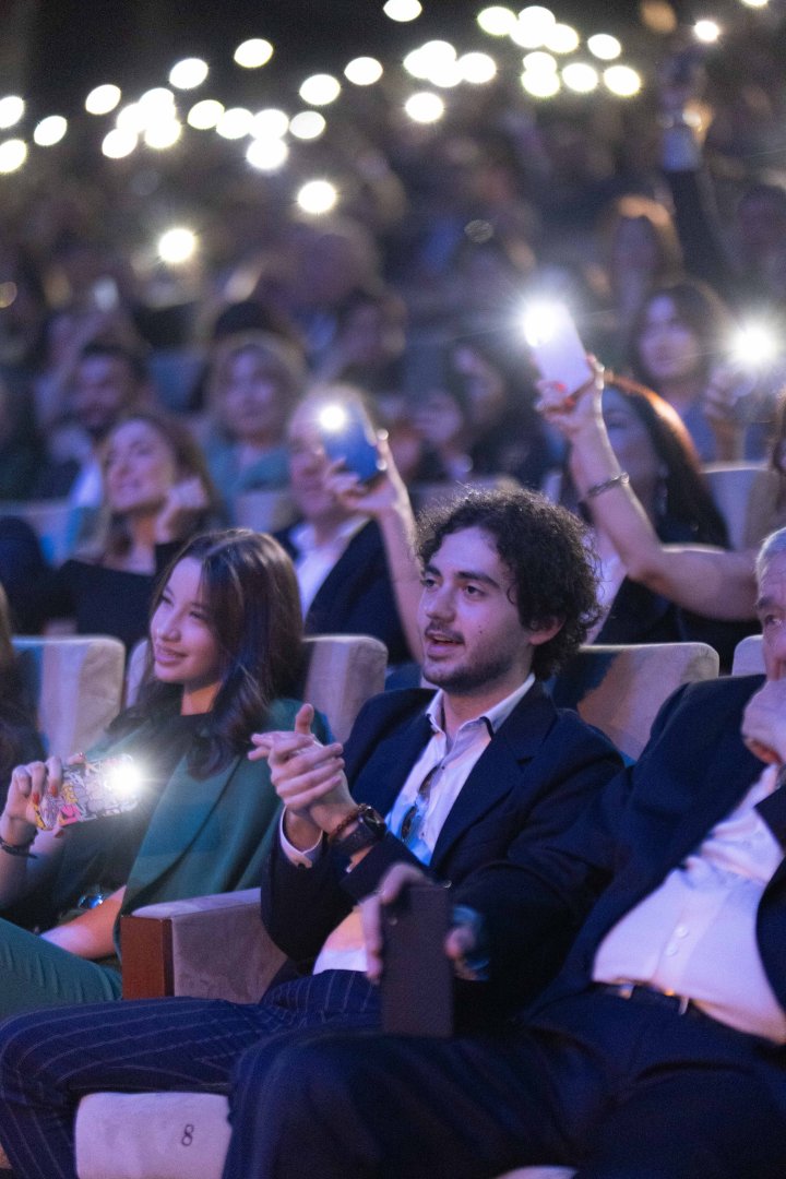 Потрясающий первый концерт Эльчина Азизова в Баку - море позитива, цветов и душевной атмосферы (ФОТО)
