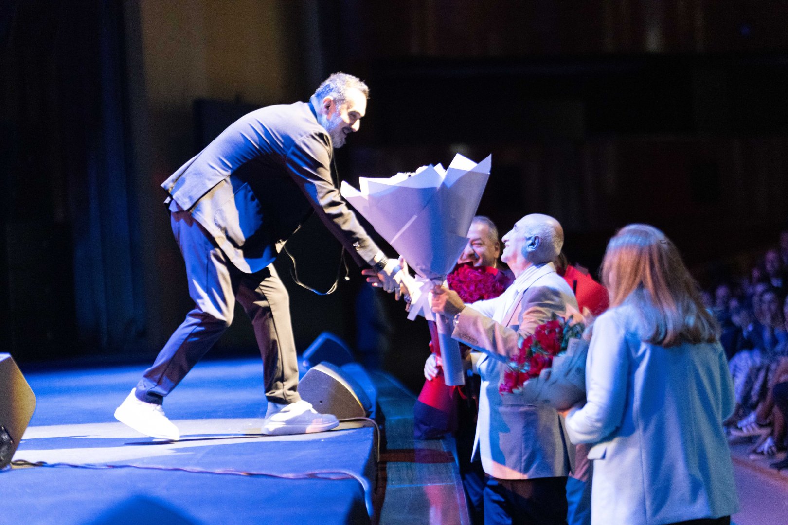 Потрясающий первый концерт Эльчина Азизова в Баку - море позитива, цветов и душевной атмосферы (ФОТО)