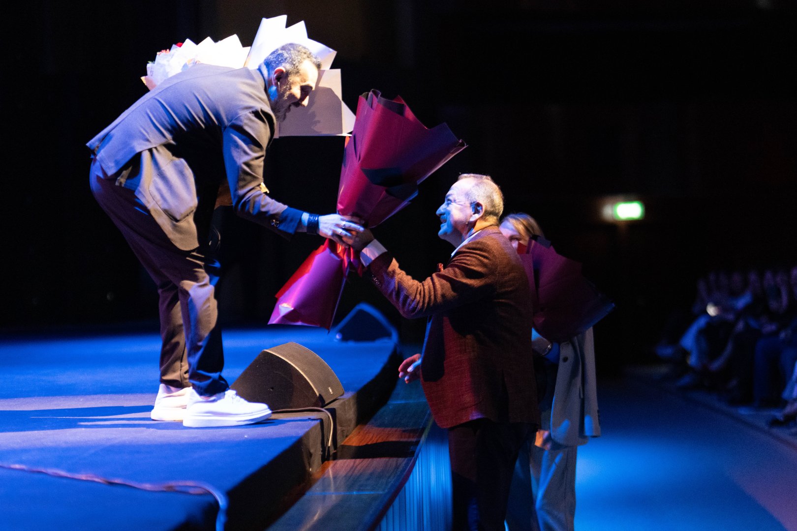 Потрясающий первый концерт Эльчина Азизова в Баку - море позитива, цветов и душевной атмосферы (ФОТО)