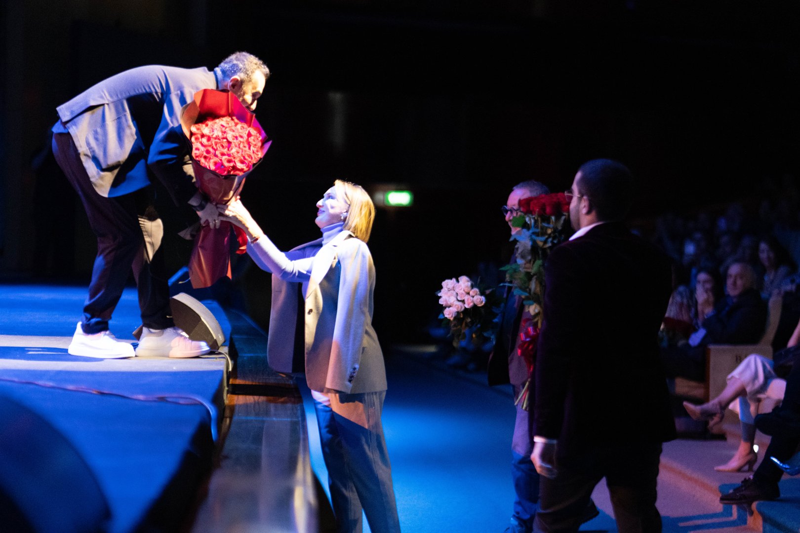 Потрясающий первый концерт Эльчина Азизова в Баку - море позитива, цветов и душевной атмосферы (ФОТО)