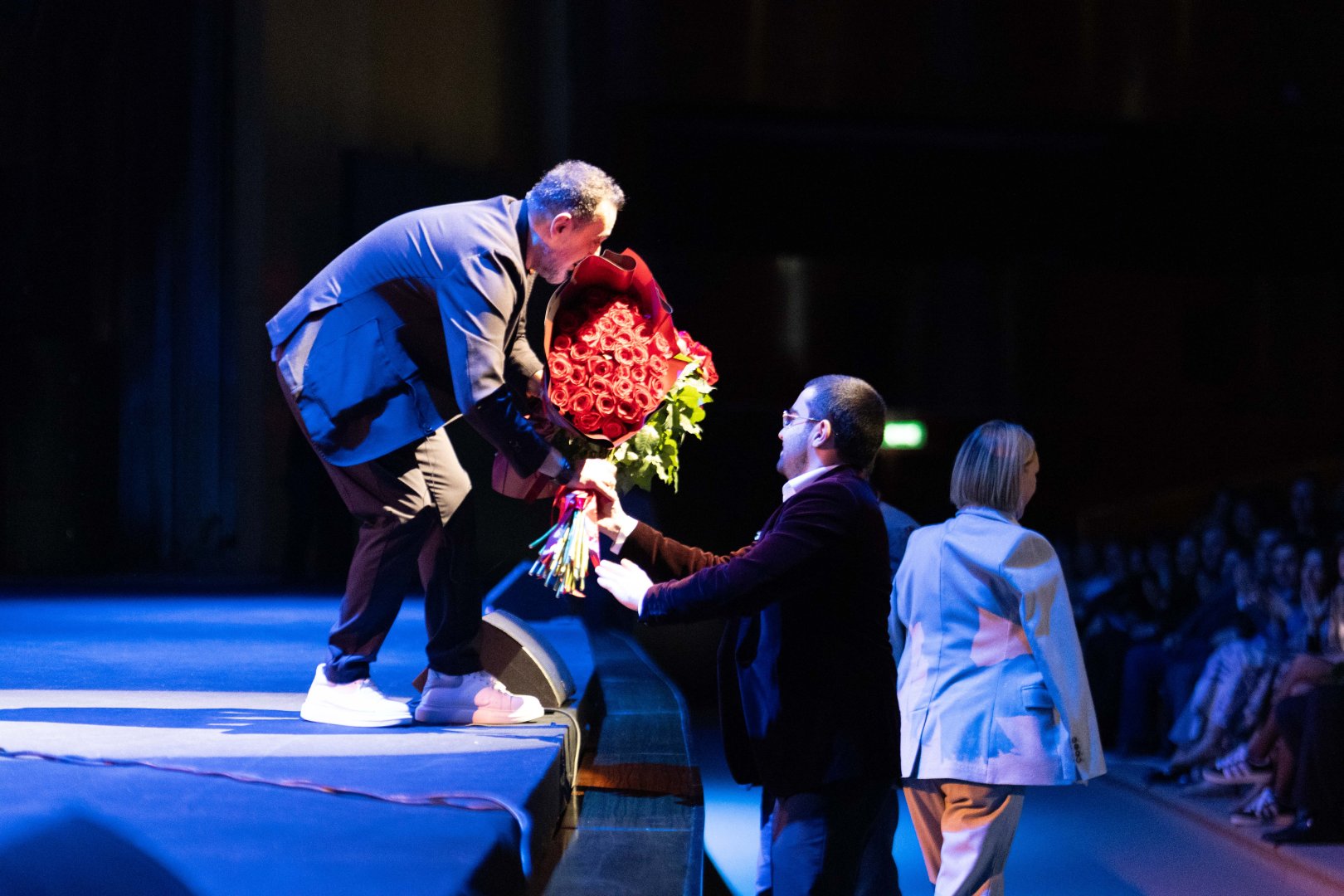 Потрясающий первый концерт Эльчина Азизова в Баку - море позитива, цветов и душевной атмосферы (ФОТО)