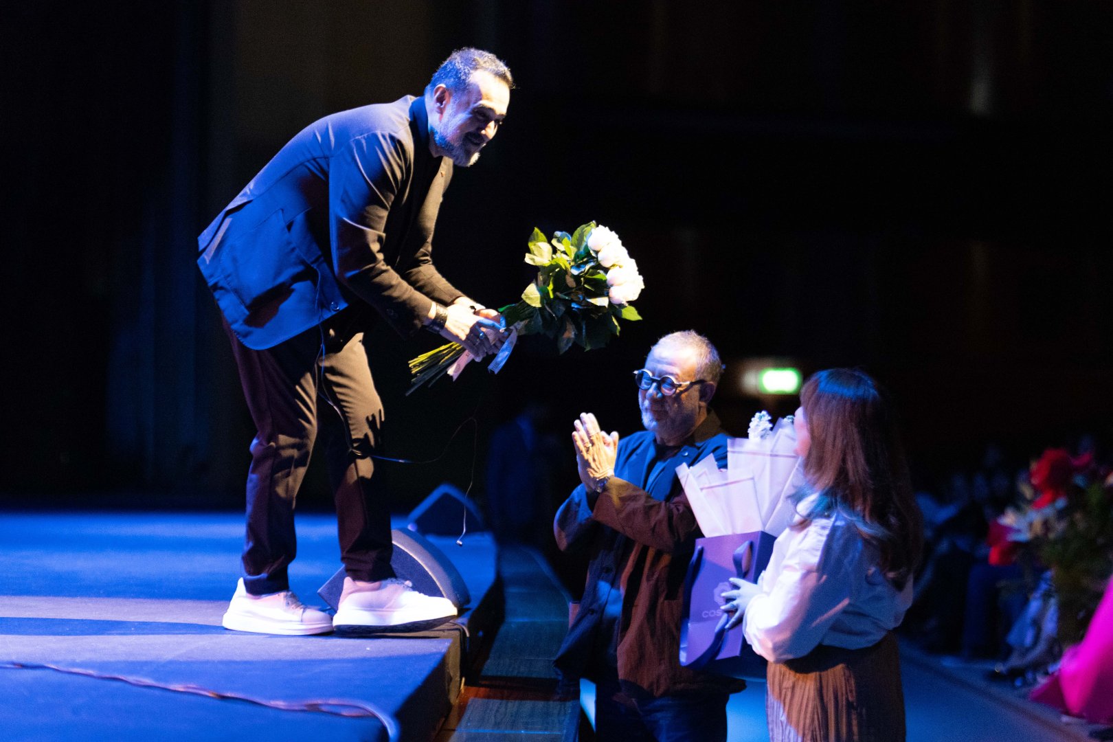 Потрясающий первый концерт Эльчина Азизова в Баку - море позитива, цветов и душевной атмосферы (ФОТО)