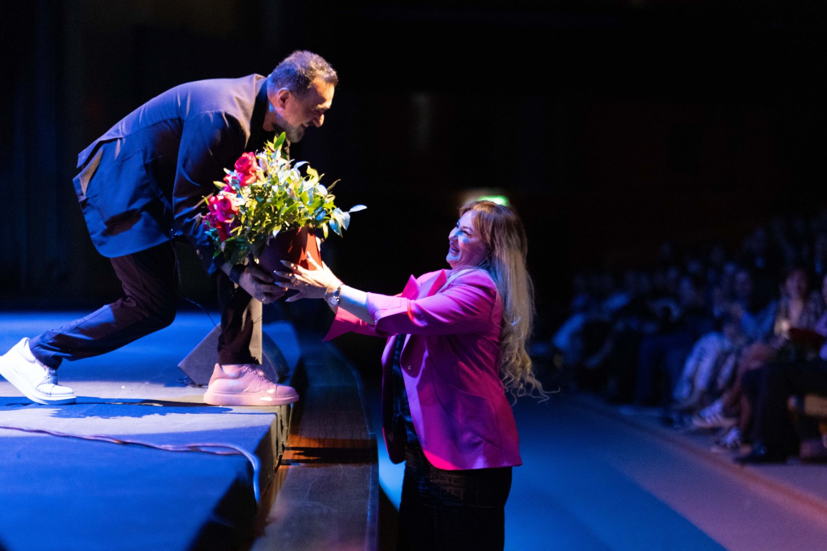 Потрясающий первый концерт Эльчина Азизова в Баку - море позитива, цветов и душевной атмосферы (ФОТО)