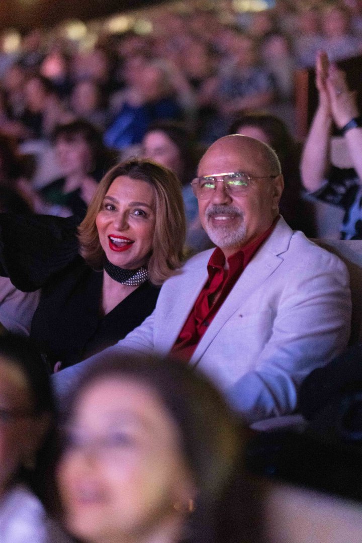 Потрясающий первый концерт Эльчина Азизова в Баку - море позитива, цветов и душевной атмосферы (ФОТО)