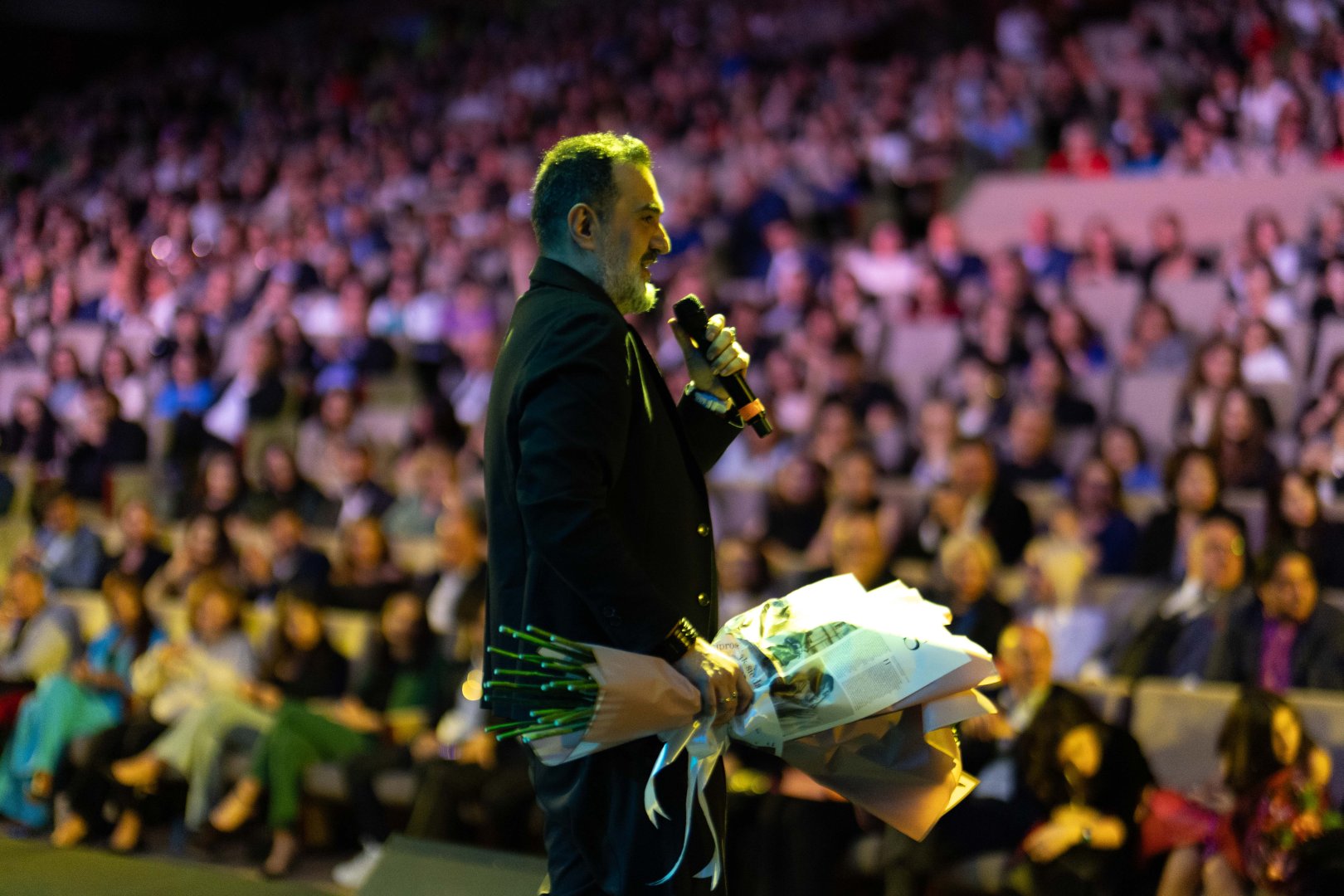 Потрясающий первый концерт Эльчина Азизова в Баку - море позитива, цветов и душевной атмосферы (ФОТО)