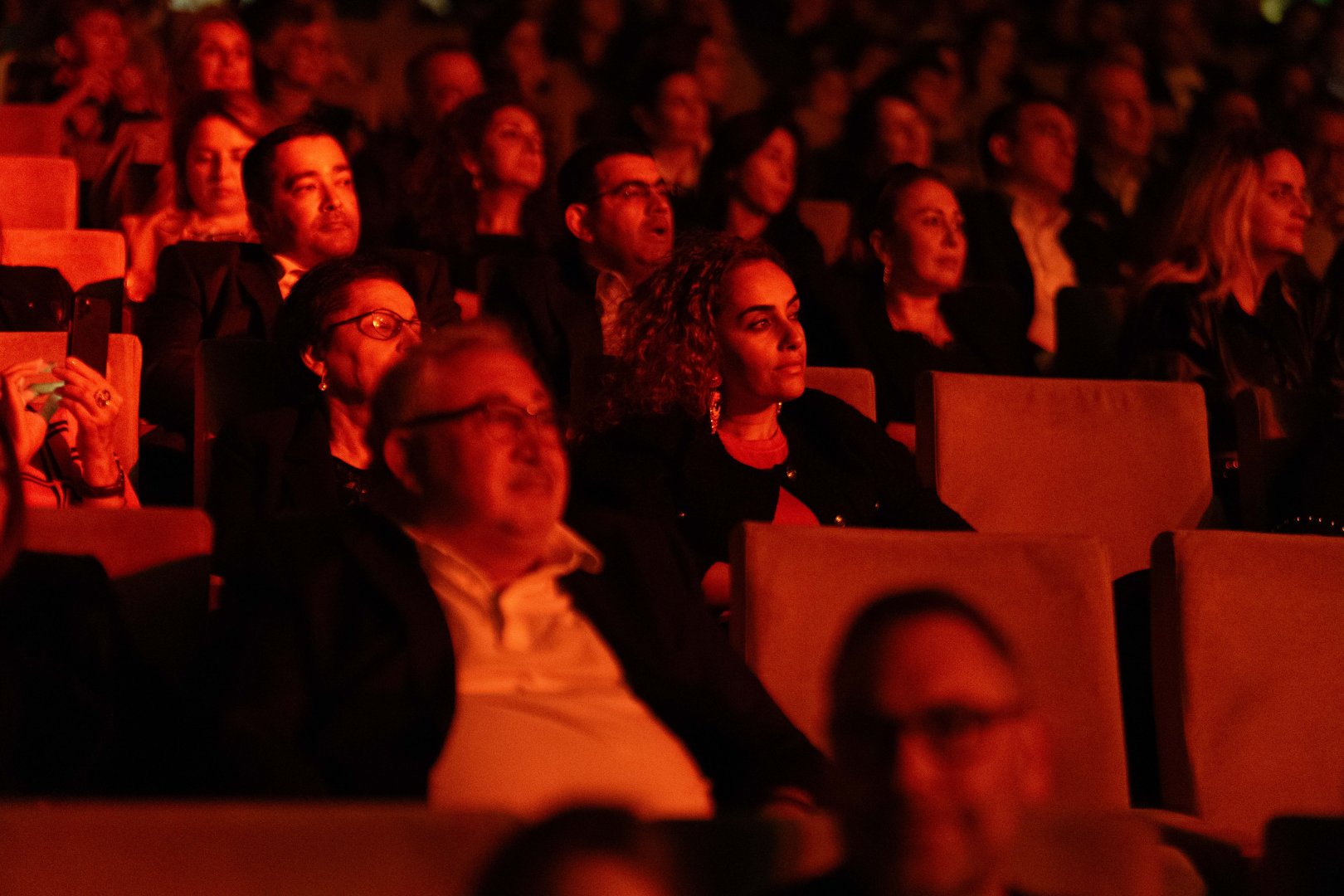 Потрясающий первый концерт Эльчина Азизова в Баку - море позитива, цветов и душевной атмосферы (ФОТО)