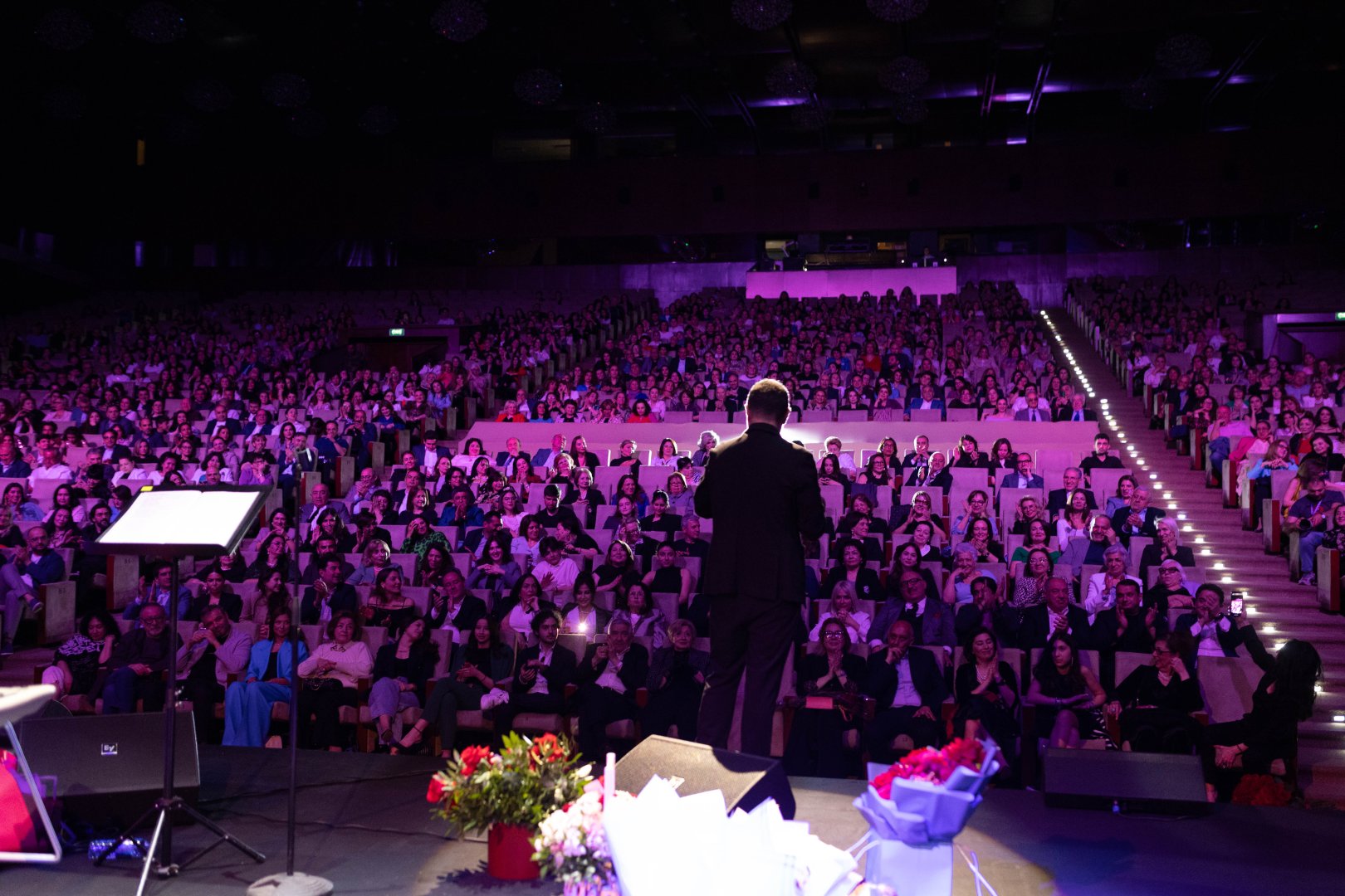 Потрясающий первый концерт Эльчина Азизова в Баку - море позитива, цветов и душевной атмосферы (ФОТО)