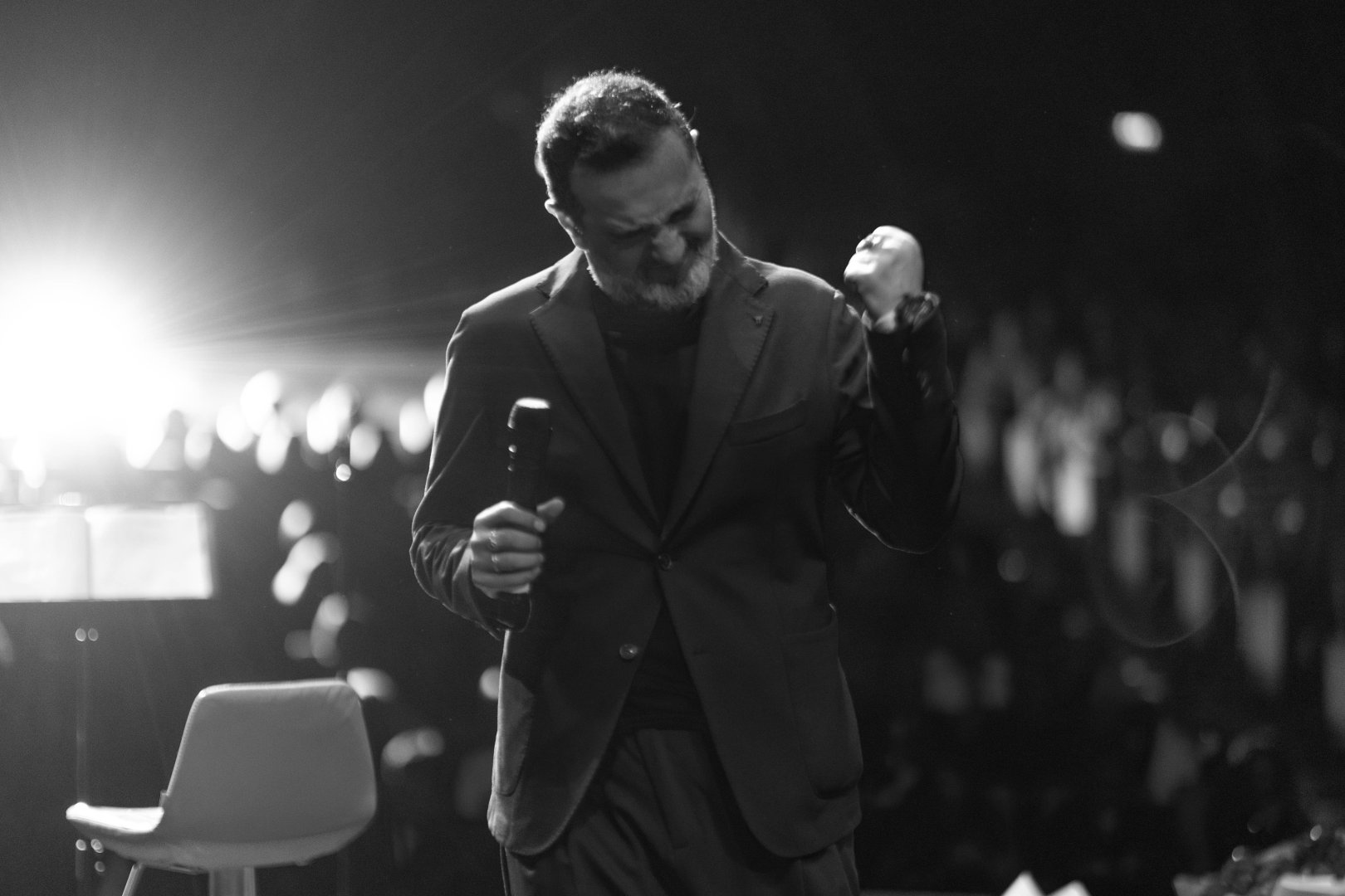 Потрясающий первый концерт Эльчина Азизова в Баку - море позитива, цветов и душевной атмосферы (ФОТО)