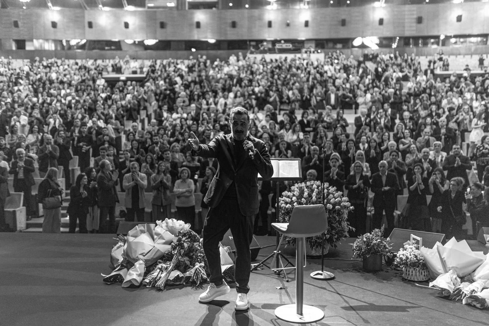 Потрясающий первый концерт Эльчина Азизова в Баку - море позитива, цветов и душевной атмосферы (ФОТО)