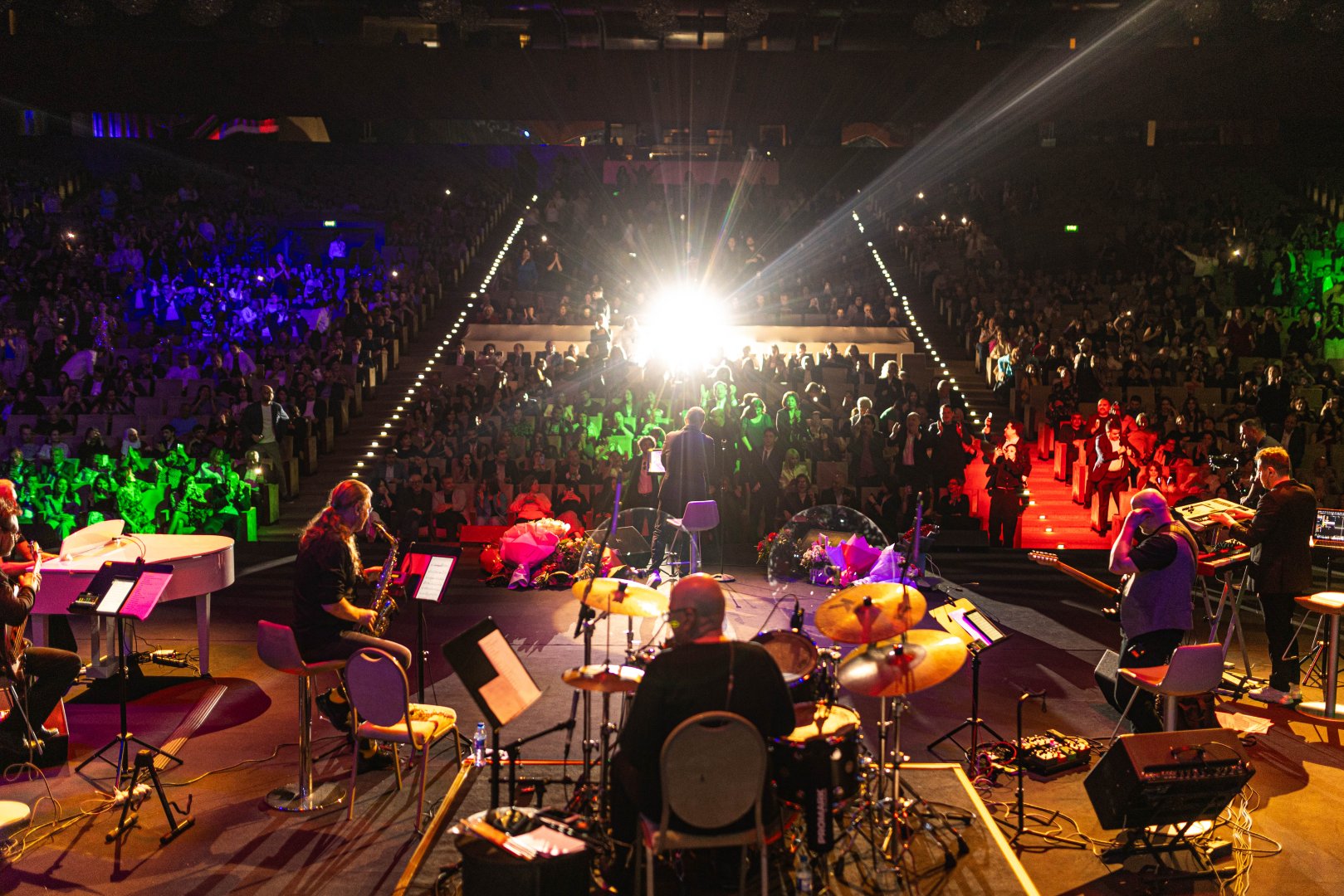 Потрясающий первый концерт Эльчина Азизова в Баку - море позитива, цветов и душевной атмосферы (ФОТО)