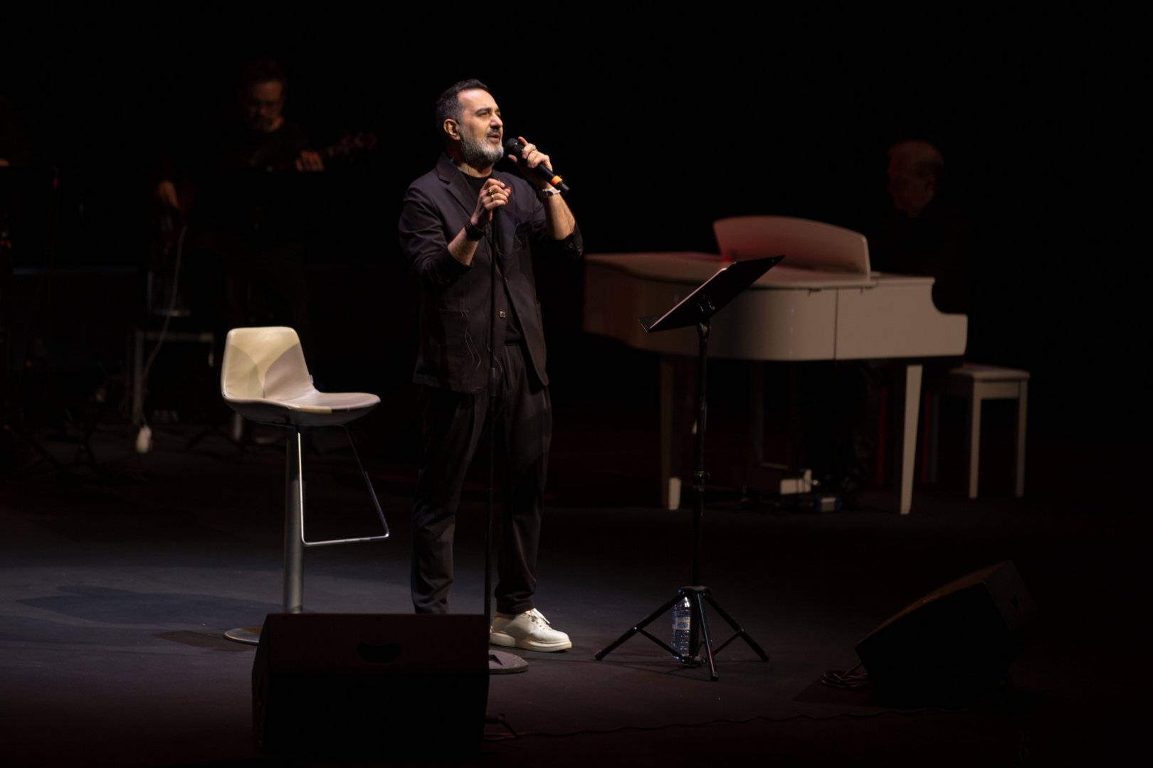 Потрясающий первый концерт Эльчина Азизова в Баку - море позитива, цветов и душевной атмосферы (ФОТО)