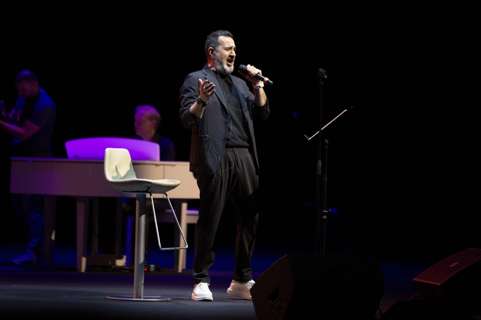 Потрясающий первый концерт Эльчина Азизова в Баку - море позитива, цветов и душевной атмосферы (ФОТО)