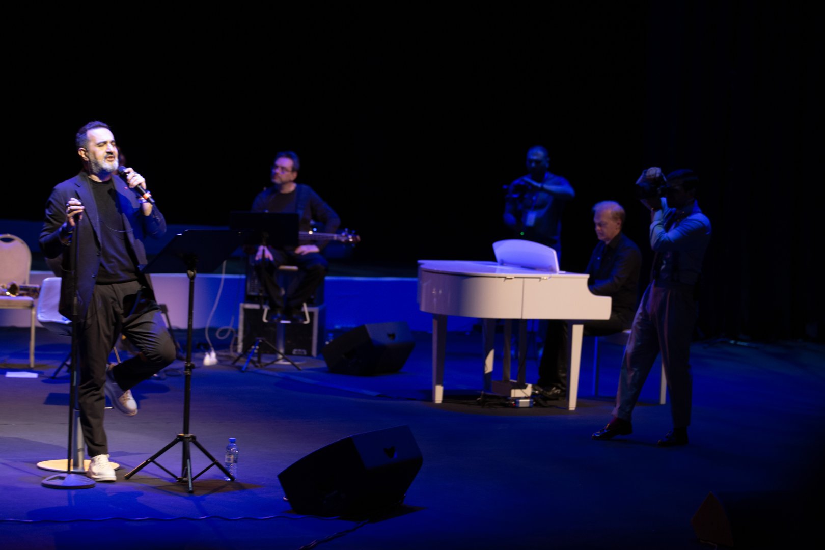 Потрясающий первый концерт Эльчина Азизова в Баку - море позитива, цветов и душевной атмосферы (ФОТО)