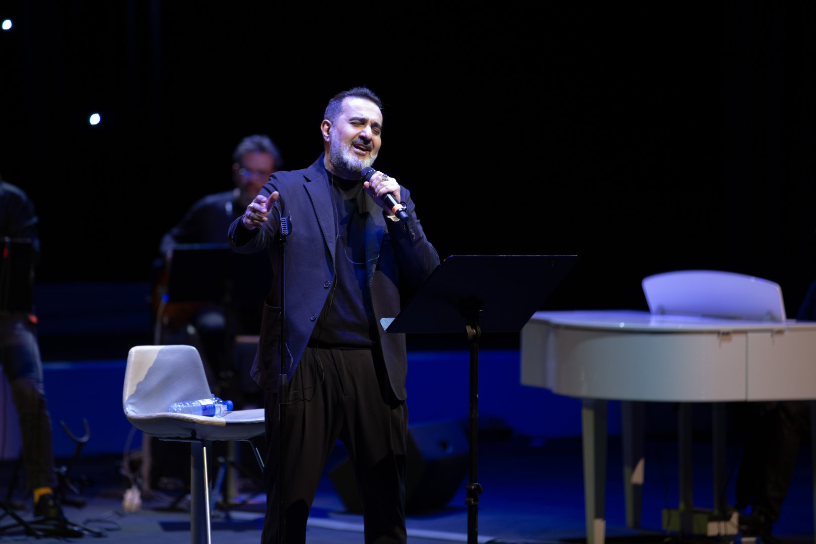 Потрясающий первый концерт Эльчина Азизова в Баку - море позитива, цветов и душевной атмосферы (ФОТО)