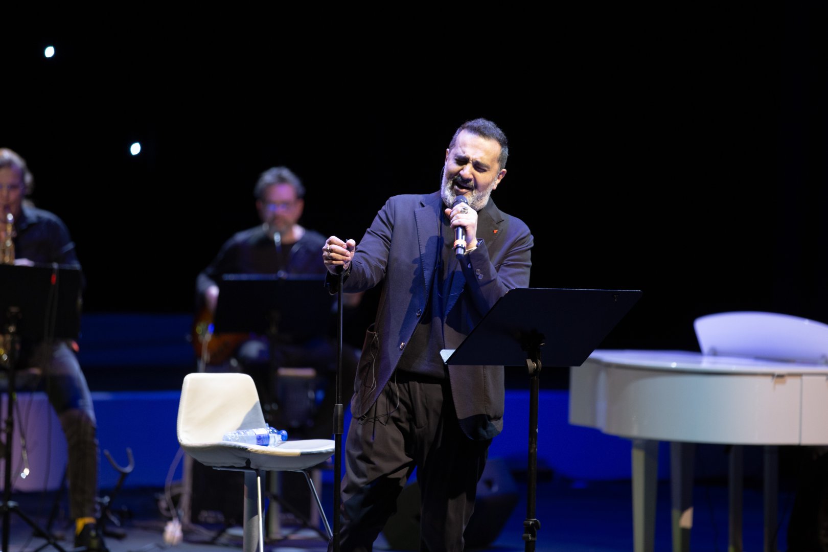 Потрясающий первый концерт Эльчина Азизова в Баку - море позитива, цветов и душевной атмосферы (ФОТО)