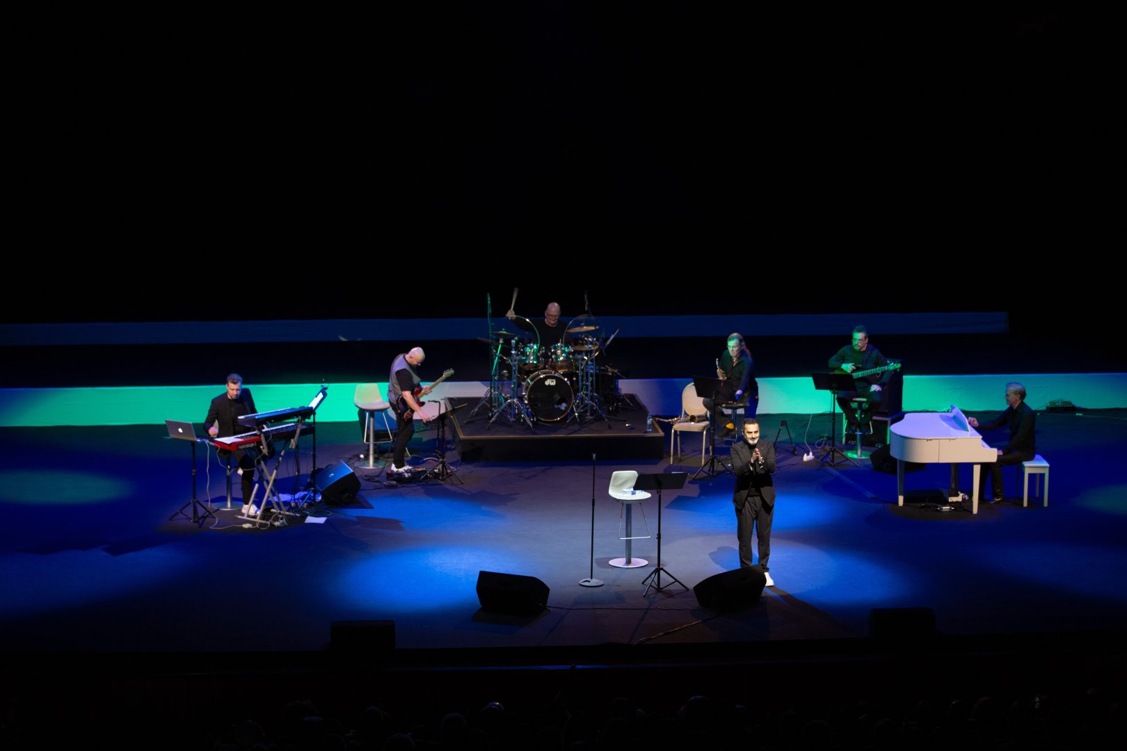 Потрясающий первый концерт Эльчина Азизова в Баку - море позитива, цветов и душевной атмосферы (ФОТО)